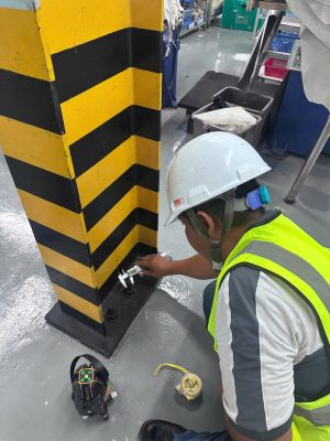 Kiểm tra khả năng chịu lực cột nhà xưởng trong quá trình chứng nhận an toàn kết cấu