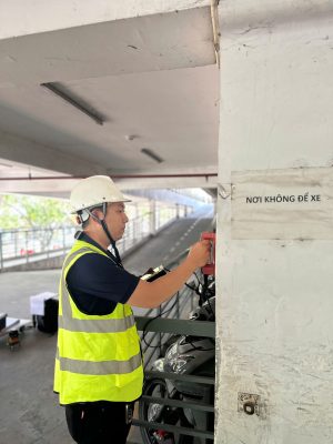 Kỹ sư thực hiện kiểm tra kết cấu cột trong nhà xưởng phục vụ kiểm định an toàn chịu lực