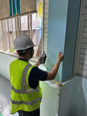 Kỹ sư kiểm định đang đo đạc và đánh giá hiện trạng kết cấu cột nhà xưởng