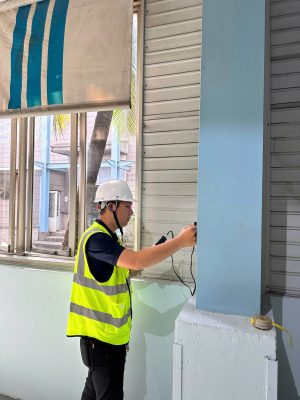 Kỹ sư kiểm định đang đo đạc và kiểm tra hiện trạng kết cấu cột nhà xưởng