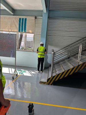 Kỹ sư kiểm định thực hiện đo đạc và đánh giá hiện trạng cột nhà xưởng trong quá trình khảo sát an toàn