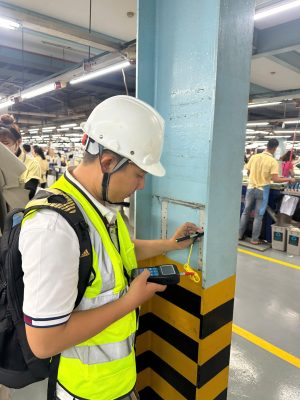 Kỹ sư kiểm định đo kiểm cột nhà xưởng có sơn cảnh báo va chạm an toàn