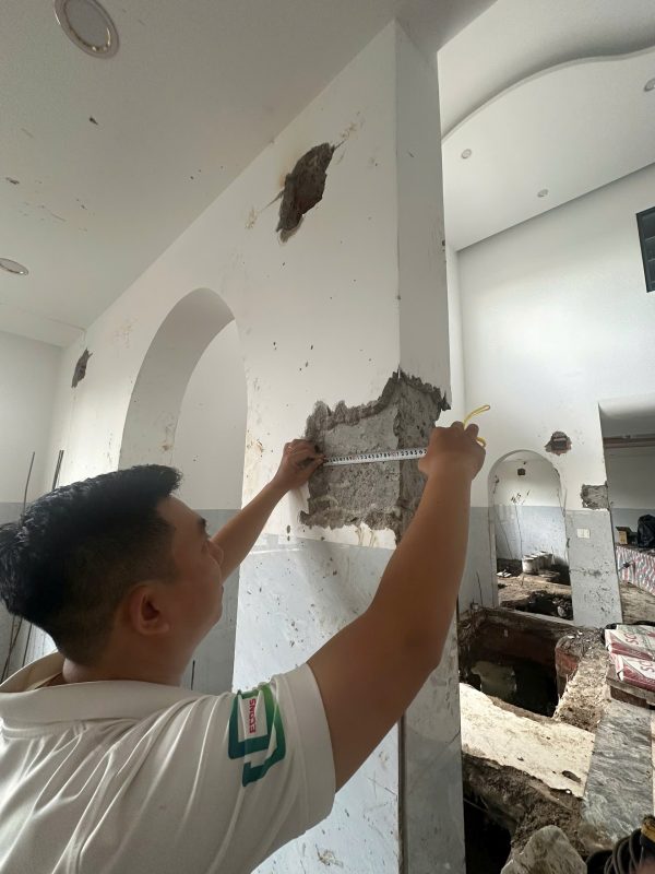 Kiểm tra hiện trạng trần bê tông nhà xưởng có dấu hiệu nứt và bong tróc lớp bảo vệ