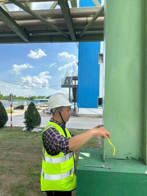 Kỹ sư thực hiện kiểm định an toàn chịu lực kết cấu cột nhà xưởng ngoài hiện trường