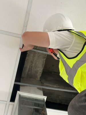 Kỹ sư kiểm định kiểm tra hiện trạng sàn và dầm kết cấu nhà xưởng