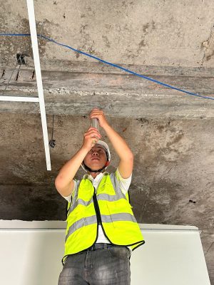 Kỹ sư kiểm định kiểm tra trần bê tông nhằm nhận diện rủi ro an toàn nhà xưởng