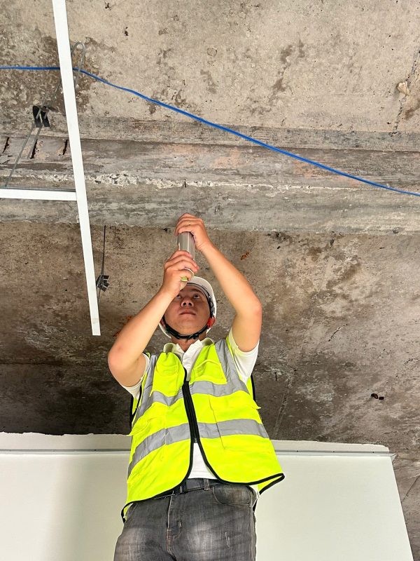 Kỹ sư kiểm định kiểm tra trần bê tông nhằm nhận diện rủi ro an toàn nhà xưởng