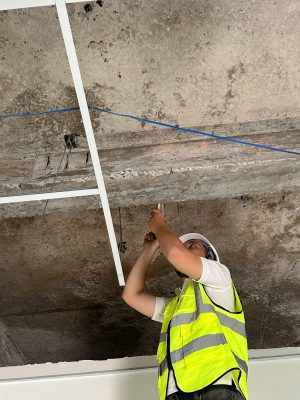 Kiểm tra trần bê tông nhà xưởng có dấu hiệu nứt và bong tróc tiềm ẩn rủi ro an toàn