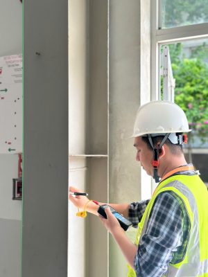 Kỹ sư kiểm tra hiện trạng cột nhà xưởng để đánh giá nguy cơ rủi ro kết cấu