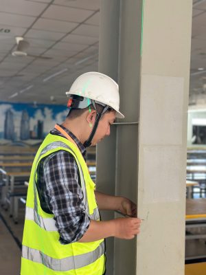 Kỹ sư kiểm định đang kiểm tra an toàn chịu lực kết cấu nhà xưởng tại công trình.