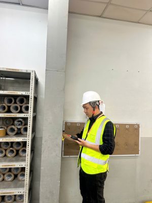 Kỹ sư kiểm định đo kiểm hiện trạng kết cấu cột bê tông trong nhà xưởng công nghiệp.