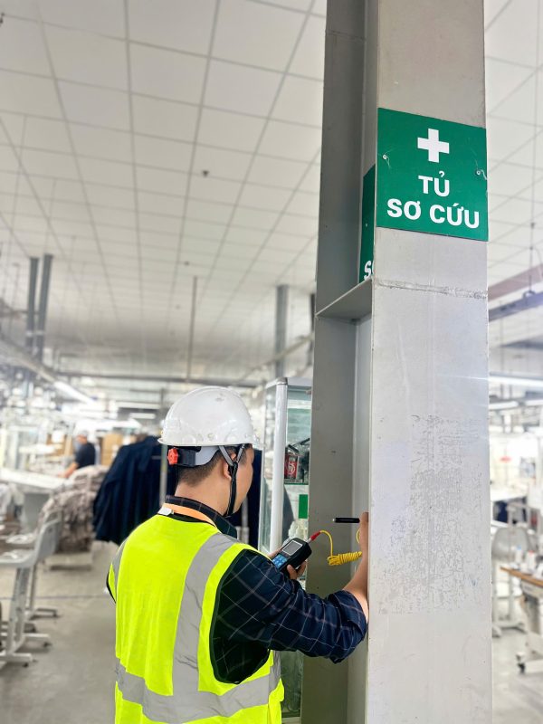 Kỹ sư kiểm định kiểm tra hiện trạng cột bê tông và khu vực làm việc trong nhà xưởng công nghiệp.