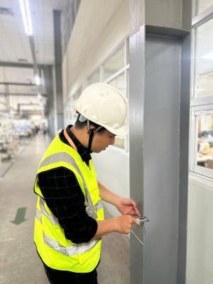 Kỹ sư kiểm định ghi nhận số liệu và hiện trạng kết cấu nhà xưởng trong quá trình khảo sát thực tế.