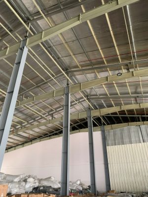 Toàn cảnh hệ mái thép nhà xưởng được kiểm tra kết cấu phục vụ kiểm định an toàn chịu lực.