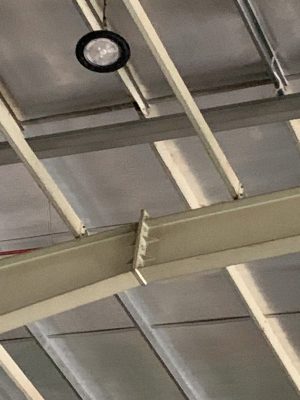 Chi tiết liên kết dầm thép và xà gồ mái nhà xưởng được kiểm tra an toàn chịu lực.