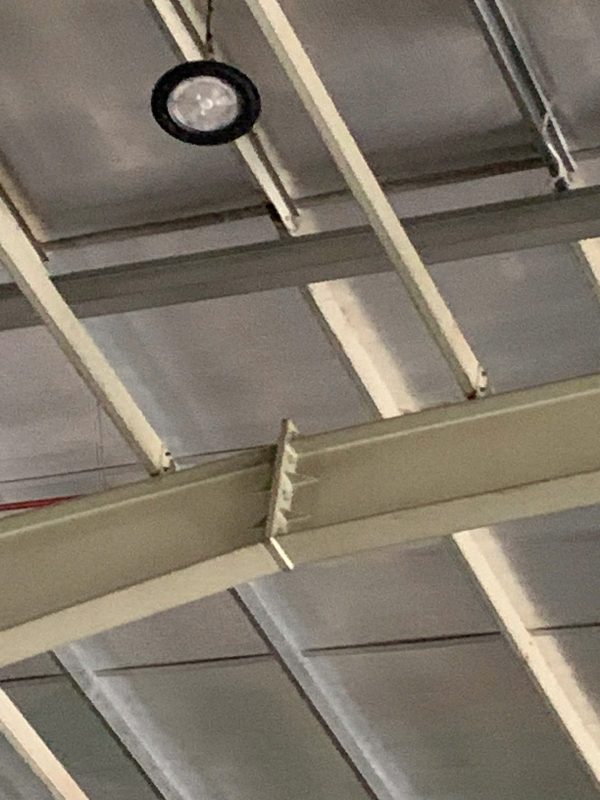 Chi tiết liên kết dầm thép và xà gồ mái nhà xưởng được kiểm tra an toàn chịu lực.