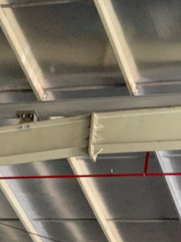 Chi tiết liên kết dầm thép và xà gồ mái nhà xưởng trong quá trình kiểm định an toàn chịu lực.