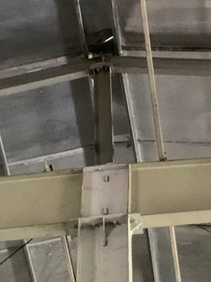 Kiểm tra mối nối dầm thép bằng bản mã và bu lông trong kết cấu mái nhà xưởng.