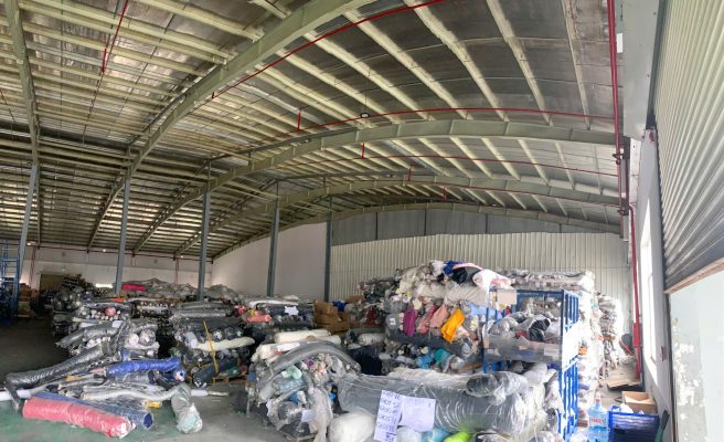 Toàn cảnh không gian bên trong nhà xưởng với hệ mái thép và khu vực sản xuất bên dưới.