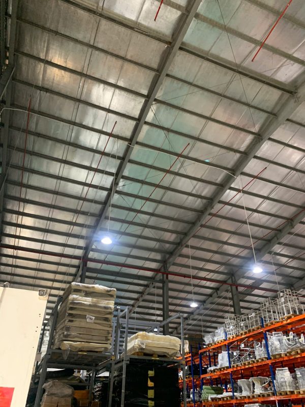 Hệ mái nhà xưởng bằng kết cấu thép nhìn từ bên trong công trình.