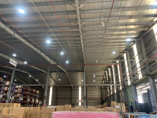 Toàn cảnh không gian nhà xưởng với hệ mái thép và kết cấu chịu lực bên trong công trình.