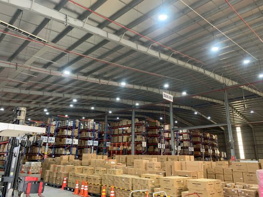 Toàn cảnh nhà xưởng công nghiệp với hệ mái thép và không gian sản xuất đang vận hành.