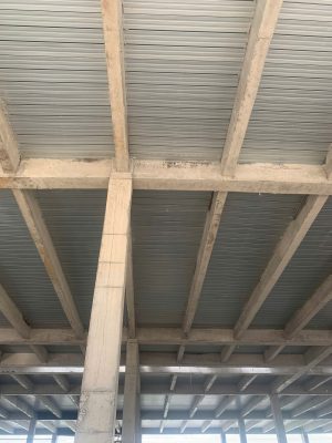 Hiện trạng kết cấu dầm sàn và hệ mái nhà xưởng trong quá trình kiểm định an toàn chịu lực.