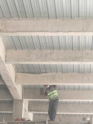 Hệ sàn bê tông nhà xưởng quan sát từ bên dưới phục vụ kiểm định chịu lực.