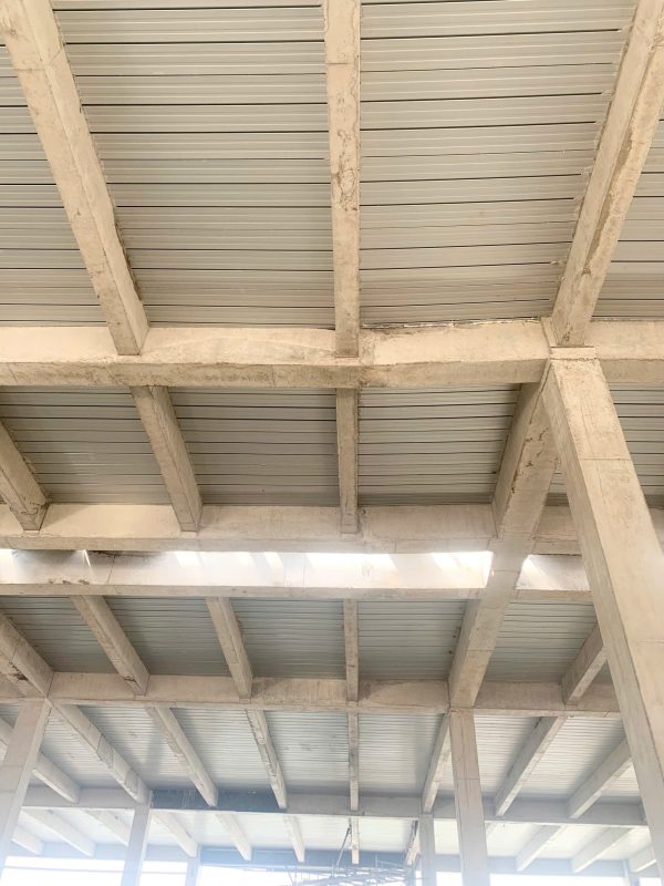 Kết cấu dầm và xà gồ bê tông mái nhà xưởng trong quá trình kiểm định an toàn.