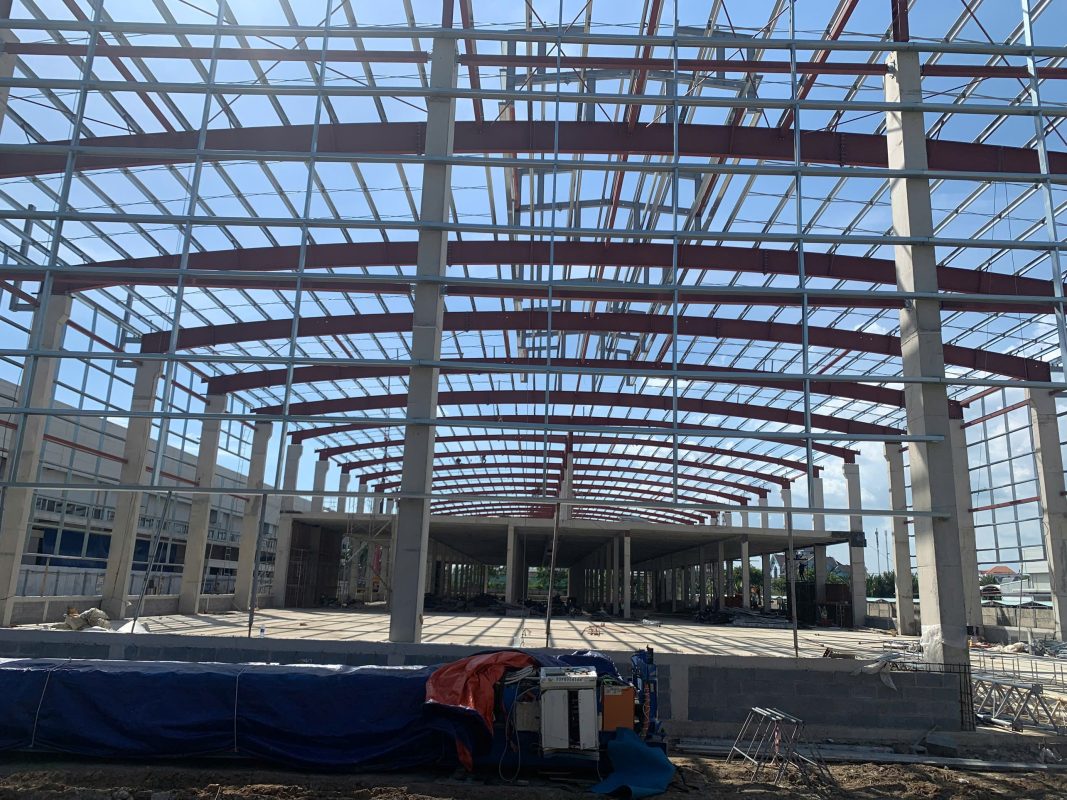 Khung kết cấu thép nhà xưởng trong quá trình kiểm định an toàn chịu lực.