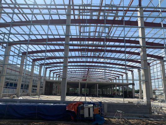 Khung kết cấu thép nhà xưởng trong quá trình kiểm định an toàn chịu lực.