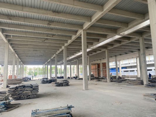 Không gian nhà xưởng với hệ cột và kết cấu mái được kiểm định chất lượng công trình.