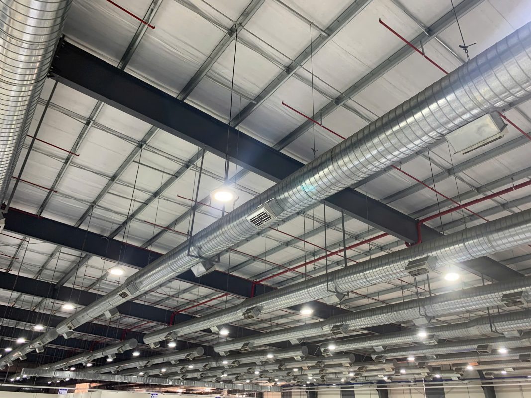 Kết cấu thép mái nhà xưởng công nghiệp đang được kiểm tra an toàn chịu lực trong quá trình vận hành.