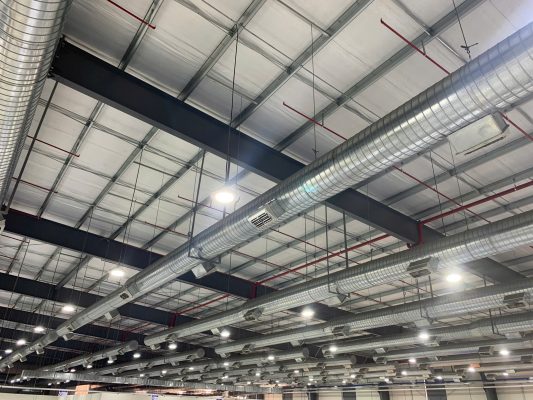 Kết cấu thép mái nhà xưởng công nghiệp đang được kiểm tra an toàn chịu lực trong quá trình vận hành.