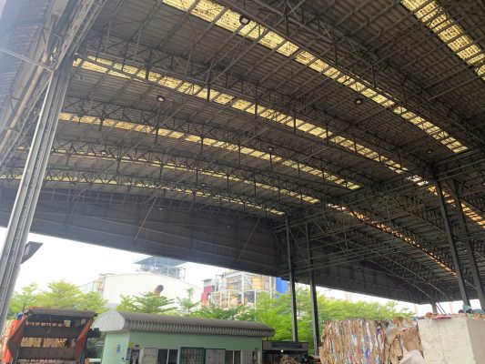 ALT: Hiện trạng mái thép nhà xưởng công nghiệp với hệ khung không gian lớn cần kiểm định an toàn chịu lực.