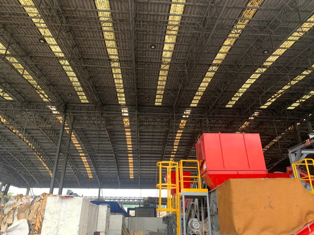 ALT: Kiểm tra hiện trạng mái và không gian làm việc nhà xưởng công nghiệp khi đang bố trí thiết bị sản xuất.