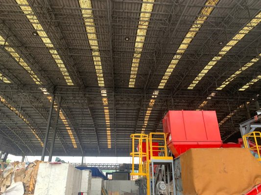 ALT: Kiểm tra hiện trạng mái và không gian làm việc nhà xưởng công nghiệp khi đang bố trí thiết bị sản xuất.