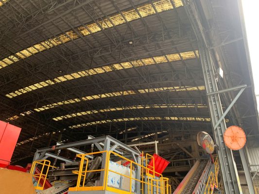 ALT: Khảo sát hiện trạng mái thép nhà xưởng khi bố trí sàn thao tác và thiết bị sản xuất công nghiệp.
