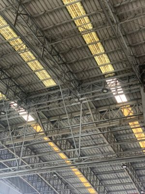 ALT: Hiện trạng hệ khung thép và xà gồ mái nhà xưởng công nghiệp trong quá trình kiểm định an toàn chịu lực.