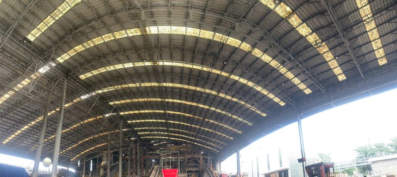 ALT: Hiện trạng mái thép khẩu độ lớn của nhà xưởng công nghiệp trong quá trình kiểm định an toàn chịu lực.