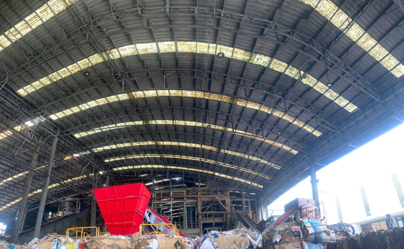 Hiện trạng mái thép khẩu độ lớn nhà xưởng công nghiệp đang được kiểm định an toàn chịu lực.