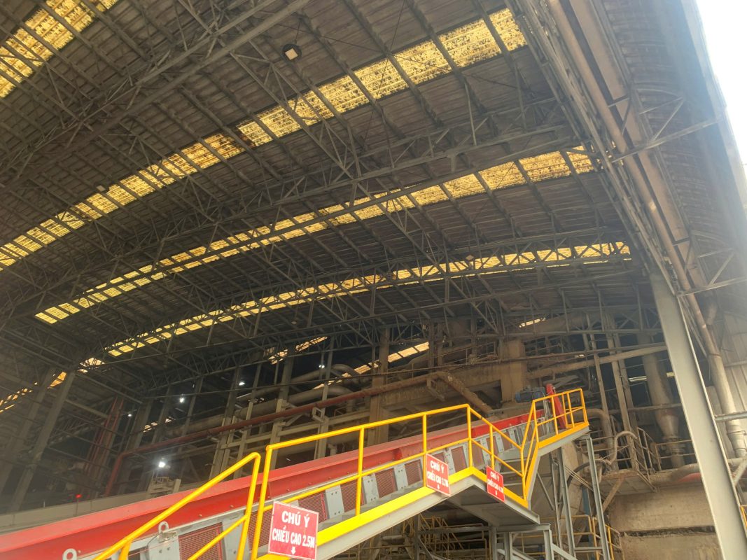 Hiện trạng mái thép nhà xưởng công nghiệp đang được kiểm định an toàn chịu lực.