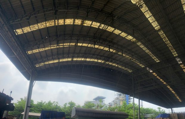 Hiện trạng mái thép nhà xưởng công nghiệp nhìn từ khu vực cửa xưởng trong quá trình kiểm định an toàn chịu lực.