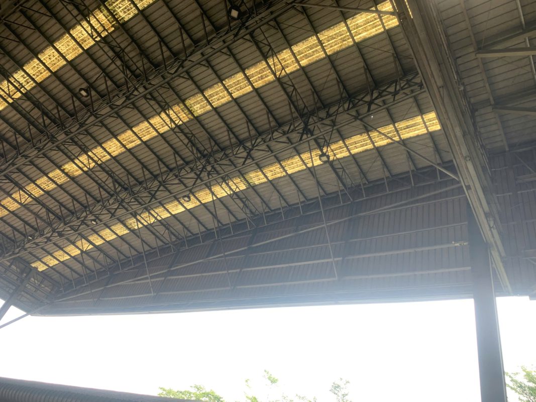 Hiện trạng mái thép nhà xưởng công nghiệp tại khu vực mép mái và cửa lấy sáng trong quá trình kiểm định an toàn chịu lực.