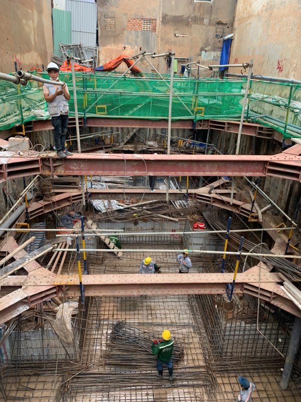 Hiện trường thi công tầng hầm với hệ chống đỡ tạm phục vụ biện pháp thi công và kiểm soát ổn định hố đào.
