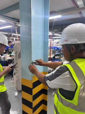 Đo kiểm kích thước và chiều dày cột thép nhà xưởng