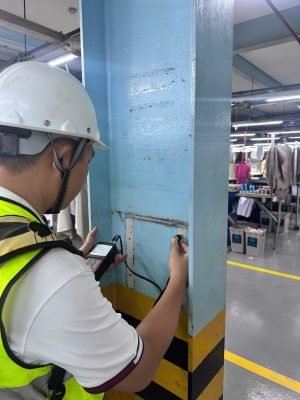 Đo kiểm chiều dày và tiết diện cột thép trong kiểm định nhà xưởng