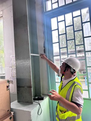 Kiểm tra độ thẳng đứng và vị trí cột thép nhà xưởng