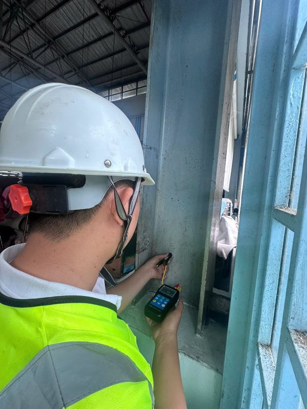 Kiểm tra hiện trạng bề mặt và lớp bảo vệ cột thép nhà xưởng