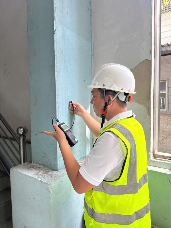 Kỹ sư kiểm định đo đạc hiện trạng cột bê tông nhà xưởng phục vụ kiểm định audit nhà máy.